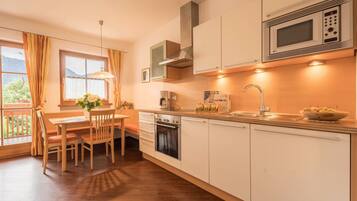 Kühlschrank, Mikrowelle, Herdplatte, Geschirrspüler