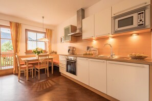 Kylskåp, mikrovågsugn, spishäll och diskmaskin