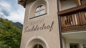 Un edificio con el cartel 'RESIDENCE Tischlerhof' que indica una propiedad residencial.