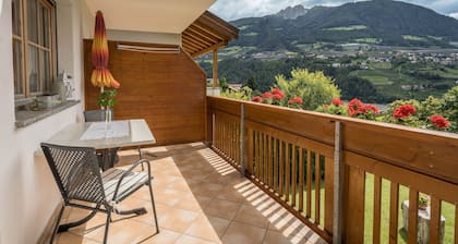 Ferienwohnung "Tischlerhof - Typ A" mit WLAN, Terrasse und Blick auf die Berge