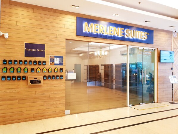 A hotel entrance with a sign reading "Merlene Suites". - Mansion One Suites By Merlene (George Town)