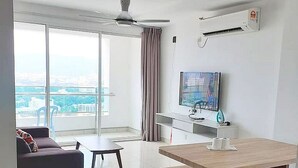 Una sala de estar moderna con un ventanal grande, un televisor de pantalla plana, una mesa de comedor y un ventilador de techo.