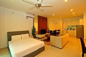 客房 (Studio Suites (P)) | 熨斗/熨衣板、免费 WiFi