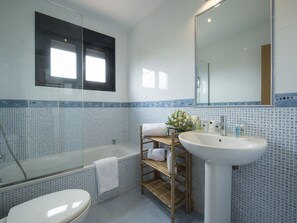 House | Bathroom - Villa Suite near Playa el Hierro & Volcan Calderon Hondo (La Oliva)
