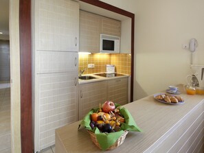 Apartamento | Cocina privada | Frigorífico, microondas, horno y lavavajillas