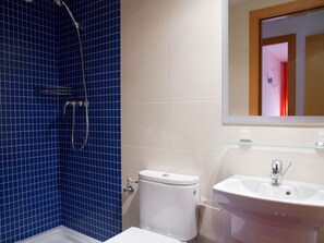 Combined shower/bathtub, towels - Beautiful Apartment in Salou Catalonia With Swimming Pool (Salou)