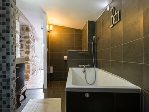 Bathtub - Stone Villa in Saint-jeannet With Roofed Terrace and Garden (Saint-Jeannet)