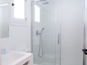 Buồng tắm vòi sen, khăn tắm 