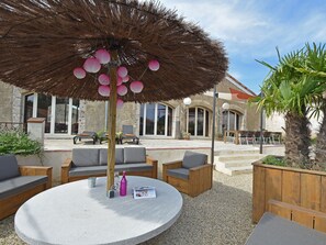 Balcony - Luxurious Villa in Villedaigne With Private Terrace and Garden (Villedaigne)