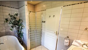 Combined shower/tub