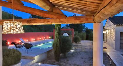 Modern Villa With air Conditioning, Swimming Pool, Enclosed Garden and Lots of Privacy!