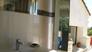 Bathtub, towels - Modern Villa With air Conditioning, Swimming Pool, Enclosed Garden and Lots of Privacy! (Piolenc)