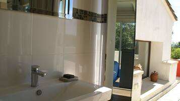 Bathtub, towels