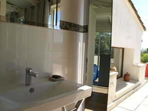 Bathtub, towels - Modern Villa With air Conditioning, Swimming Pool, Enclosed Garden and Lots of Privacy! (Piolenc)