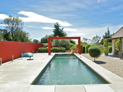 Modern Villa With air Conditioning, Swimming Pool, Enclosed Garden and Lots of Privacy!