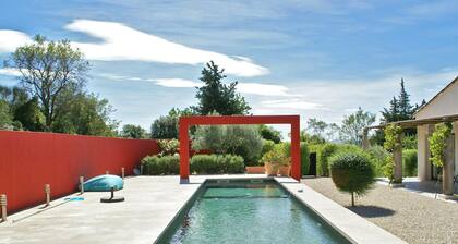 Modern Villa With air Conditioning, Swimming Pool, Enclosed Garden and Lots of Privacy!