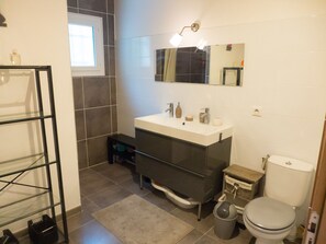 Shower - Modern Holiday Home With Private Pool in the Small Town of Lezignan Corbières (Lezignan-Corbieres)