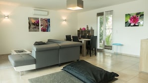 DVD player - Modern Holiday Home With Private Pool in the Small Town of Lezignan Corbières (Lezignan-Corbieres)