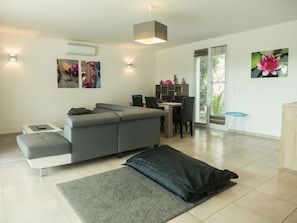 DVD player - Modern Holiday Home With Private Pool in the Small Town of Lezignan Corbières (Lezignan-Corbieres)