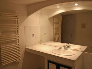 Bathtub - Luxurious, Hypo-allergen Villa With air Conditioning, Fenced Swimming Pool, Guest House, Playground (Bargemon)