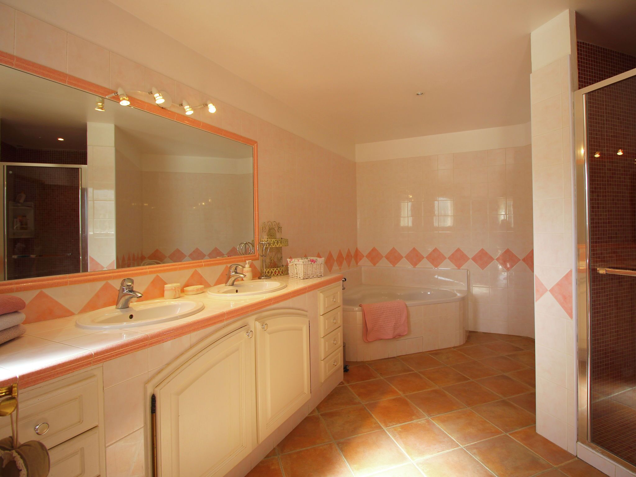 Bathtub, towels