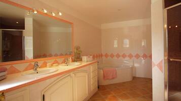 Bathtub, towels