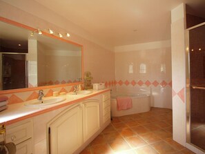 Bathtub, towels - Mediterranean Villa With Private Pool and Large Garden, 1.2 km From Medieval Village (Camps-la-Source)