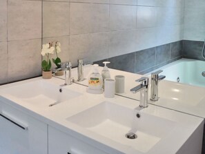 Bathtub, towels - Cozy Villa in Le Plan-de-la-tour With Swimming Pool (Plan-de-la-Tour)
