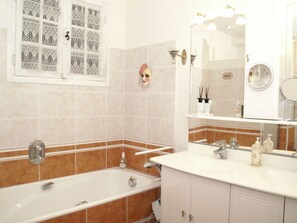 Bathtub - Nice and Quiet! Villa With Pool on the Most Beautiful Spot in the Vaucluse! (Fontaine-de-Vaucluse)