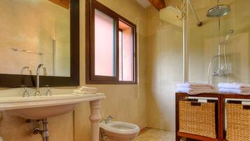 Combined shower/bathtub, towels