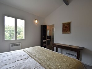 4 bedrooms, individually furnished - Cozy Villa in Saint-saturnin-les-apt With Open Kitchen (Saint-Saturnin-les-Apt)