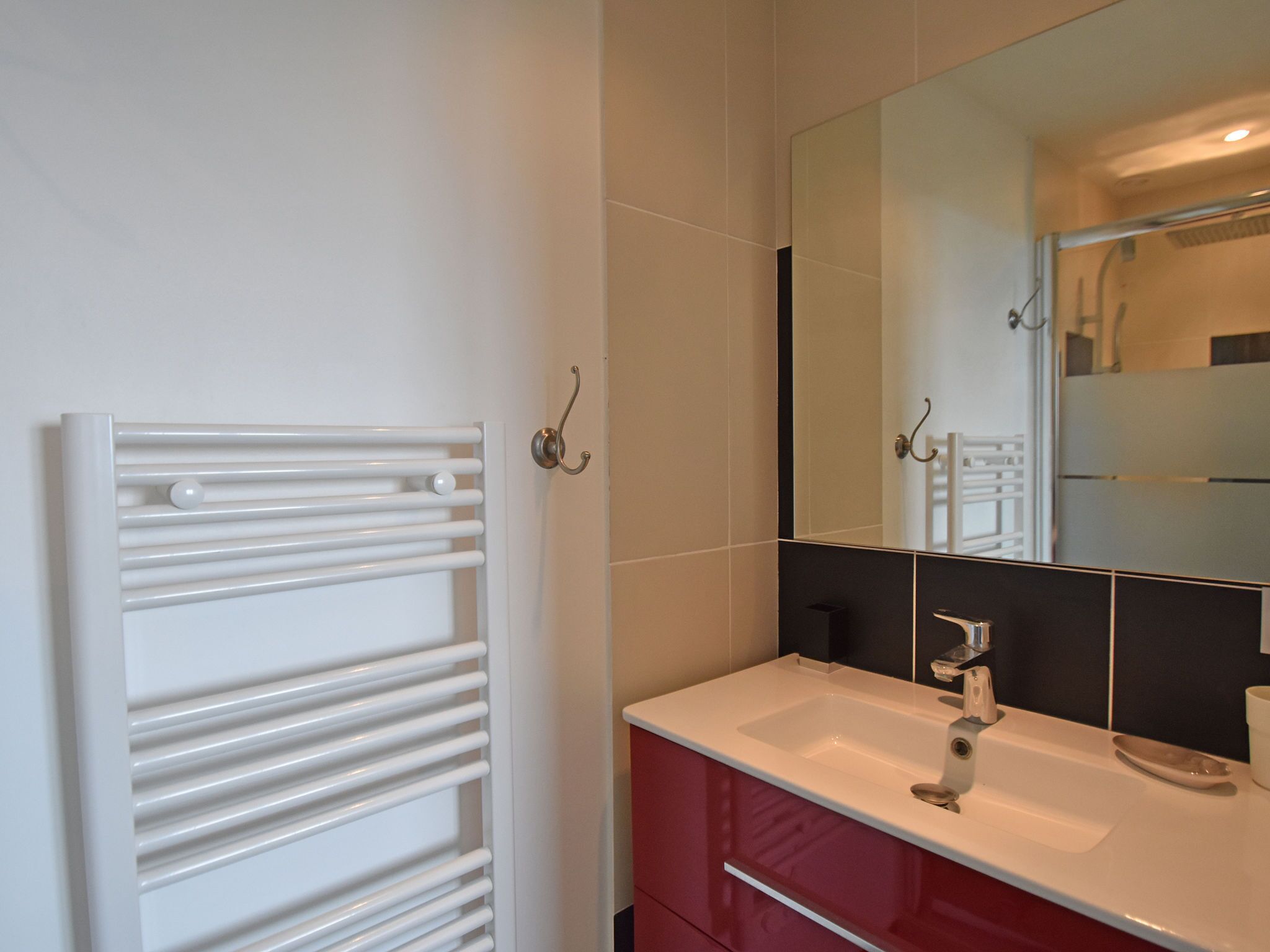 Combined shower/bathtub