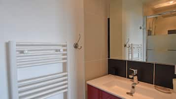 Combined shower/bathtub
