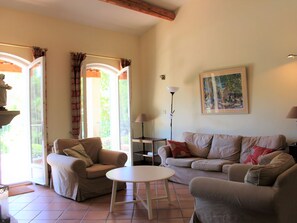 Fireplace, DVD player - Beautiful Holiday Home on Golf Domain le Pont Royal With 18-hole Golf Course and Pool (Charleval)