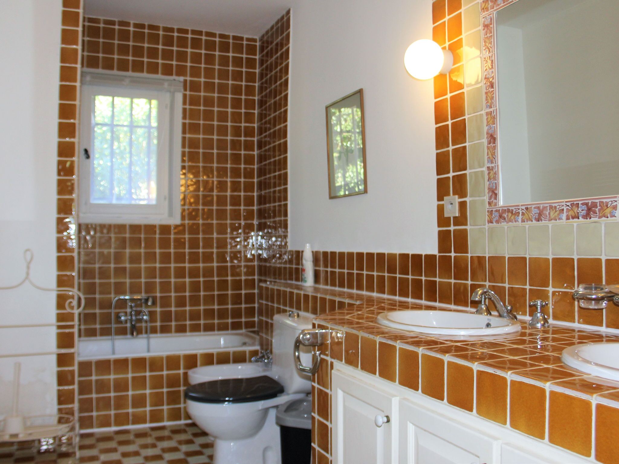 Combined shower/bathtub