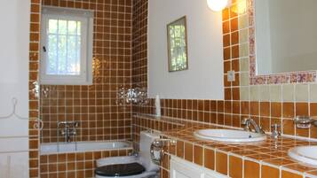 Combined shower/bathtub