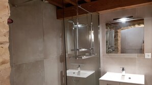 Shower - Charming Villa With Private Pool and Phenomenal Views (Saint-Jean-de-Maruejols-et-Avejan)