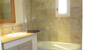 Combined shower/bathtub - Beautiful Villa in Tourtour With Private Swimming Pool (Tourtour)