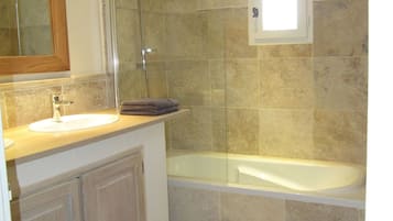 Combined shower/bathtub