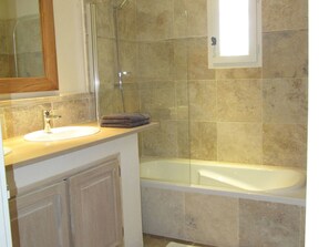 Combined shower/tub - Beautiful Villa in Tourtour With Private Swimming Pool (Tourtour)