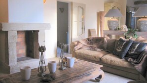 Fireplace, DVD player - Beautiful Villa in Tourtour With Private Swimming Pool (Tourtour)