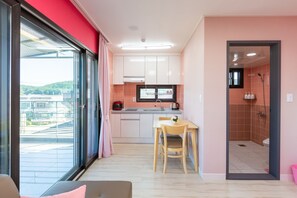 Pink 301 | Eget pentry | Stort kylskåp, mikrovågsugn, spishäll och vattenkokare