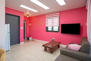 Pink 301 | Wohnbereich | Flachbildfernseher