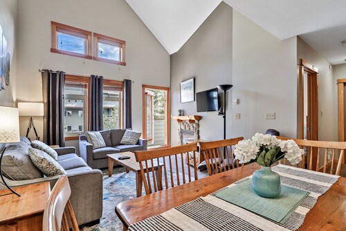 Close To It All! Rocky Mountain 2BR Loft Penthouse - Resort w Pool & 3 Hot Tubs!