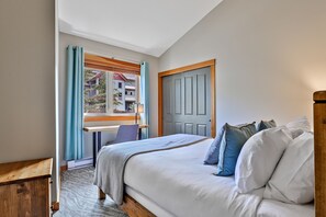 2 habitaciones, escritorio, tabla de planchar con plancha y wifi gratis 
