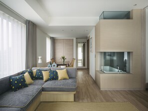 Down duvets, in-room safe, blackout curtains, soundproofing