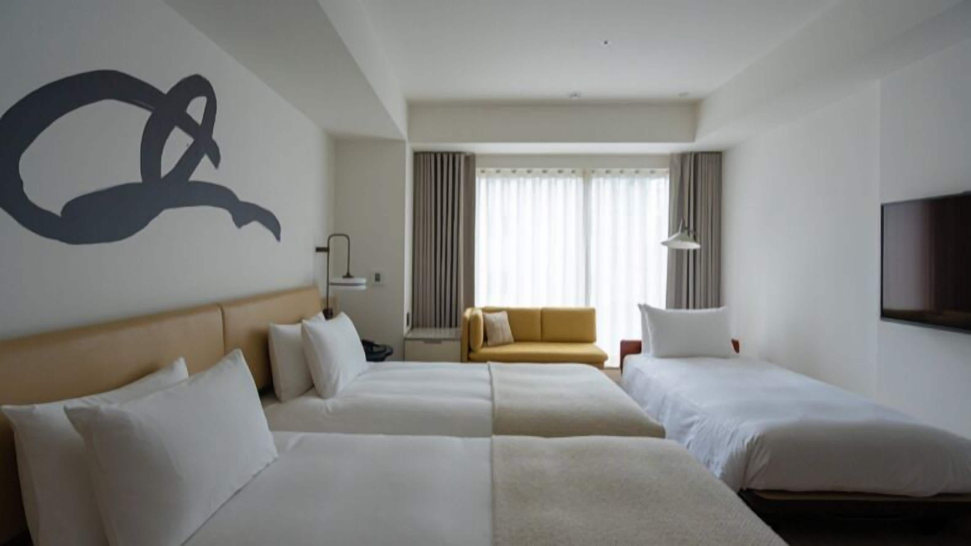 Rum | Duntäcken, värdeförvaringsskåp på rummet och mörkläggningsgardiner