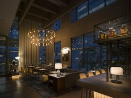 朝食、ランチ、ディナーに営業 (フランス料理)