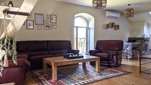 Televisie, een dvd-speler, boeken en een stereo