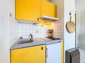 Refrigerador, microondas, periquera y utensilios de cocina 